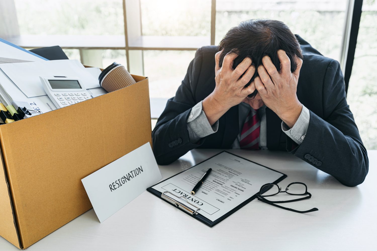 Arbeitsunfähigkeitszeugnis und Kündigungsschreiben auf einem Schreibtisch