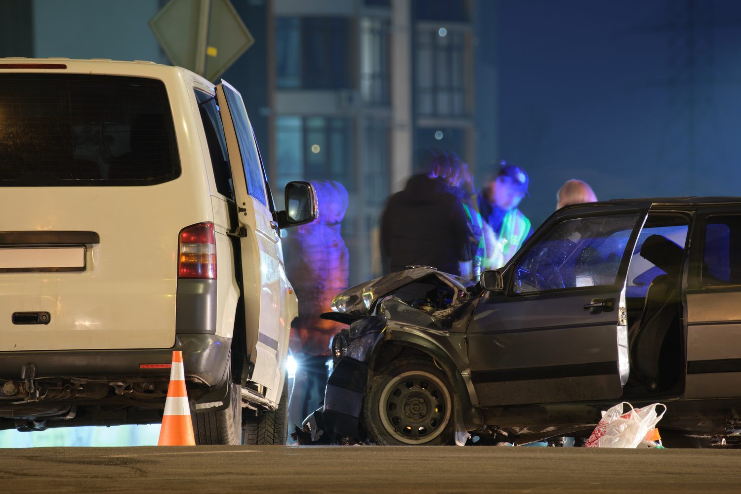 Verkehrsunfall mit beschädigten Fahrzeugen als Symbolbild für psychische Unfallfolgen